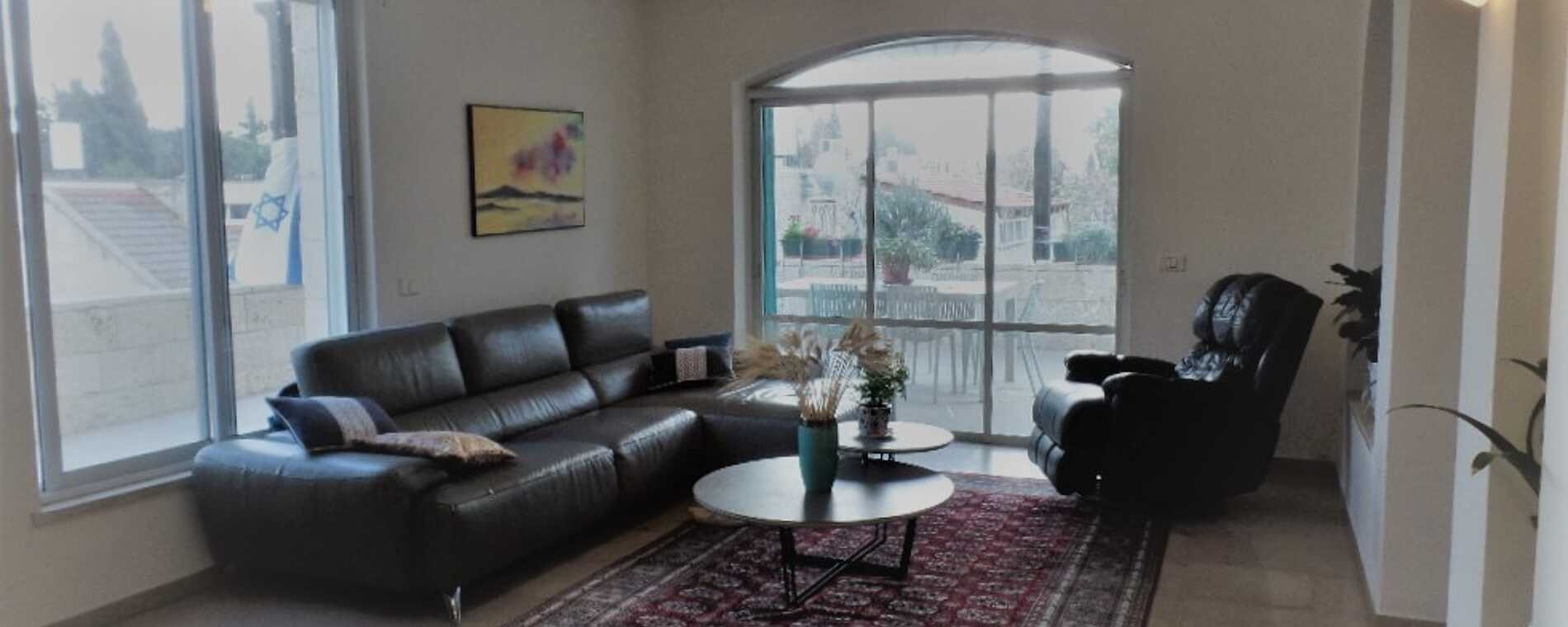 assets/images/properties/ER13 Living Room.jpg